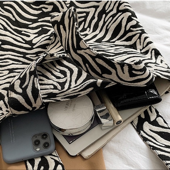 3/$30 LARGE ZEBRA TOTE BAG BLACK WHITE COMMUTER TRAVEL MINIMALIST CHIC FABRIC - Picture 5 of 16